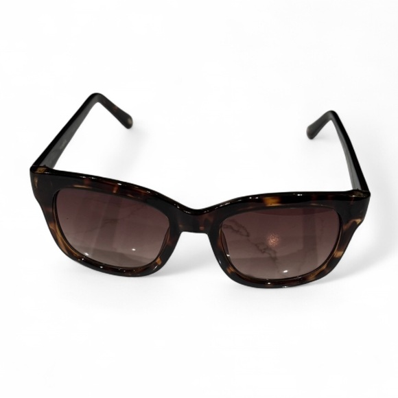 Fossil - Stylish Tortoise Shell Sunglasses - Picture 3 of 6